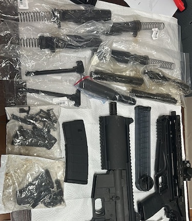 Ordenan detención a implicados en red criminal que importaba partes de armas por ‘courier’ desde EUA