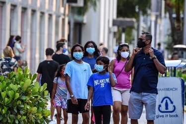 Florida suma 15 mil casos de Covid-19 en un día