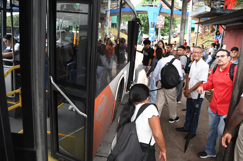 Usuarios se reúnen con Mi Bus, piden más unidades y mayor frecuencia de los buses