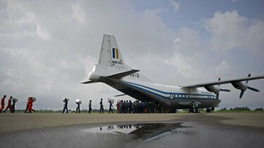 Hallan cadáveres y restos de avión birmano siniestrado