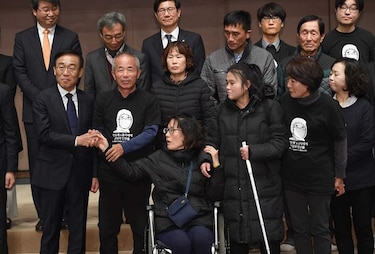 Samsung se disculpa por enfermedad y muerte de obreros