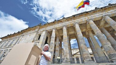Colombianos acuden hoy a las urnas, apostando a lograr la paz