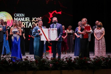 Gobierno otorga orden Manuel José Hurtado a educadora de Panamá Oeste y escuela de Coclé