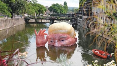 La cabeza de Donald Trump se hunde en un río francés