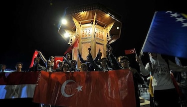 Multitud recibe al presidente Turco en el aeropuerto Ataturk de Estambul