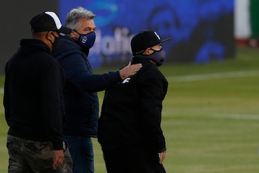Maradona sopla sus 60 velitas en la cancha