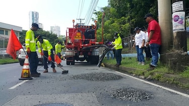 Ministerio de Obras Públicas presenta camión 'tapahuecos’