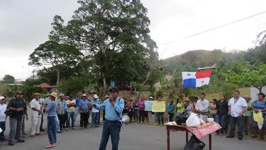 Protestan moradores de Llano Grande en Coclé