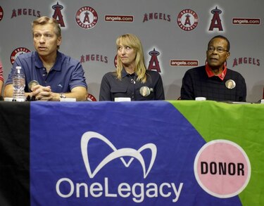 Rod Carew y el padre de su donador comparten emotiva ceremonia