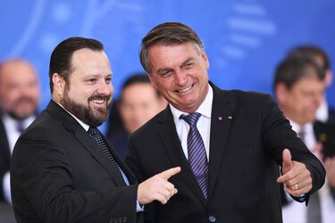 Diez ministros de Bolsonaro dejan el cargo en Brasil para ser candidatos en octubre