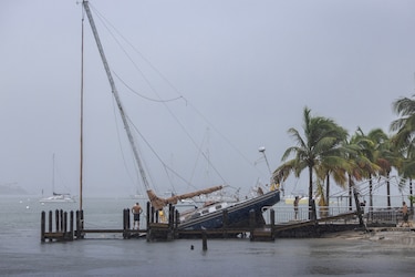 Emiten alerta de tornados para partes del sur de Florida por huracán Milton