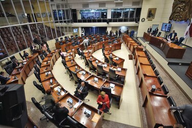 Adames sanciona proyecto que flexibiliza el ingreso a la carrera legislativa y crea un plan de indemnización