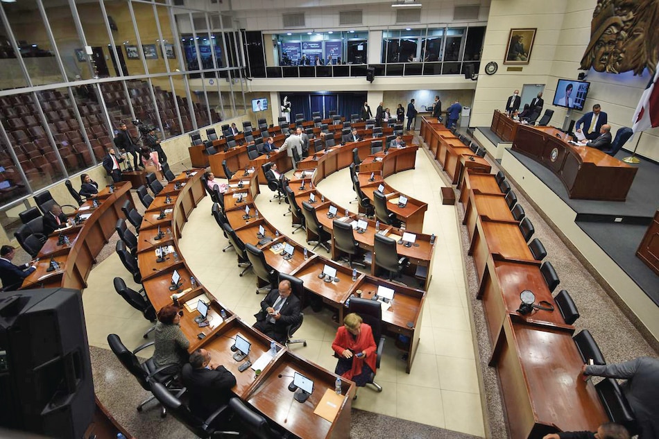 Adames sanciona proyecto que flexibiliza el ingreso a la carrera legislativa y crea un plan de indemnización