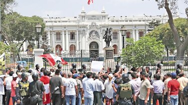Fiscal general de Perú rectifica; reinstala a fiscales