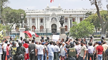 Fiscal general de Perú rectifica; reinstala a fiscales