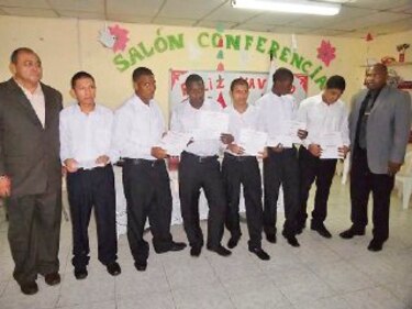 Primera graduación de internos en centro de resocialización