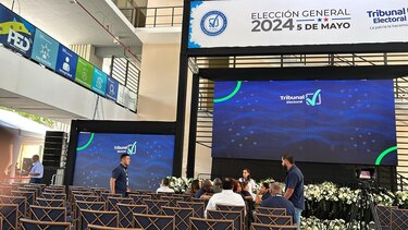El Tribunal Electoral hace pruebas de sonido para realizar la llamada al ganador