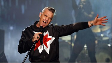 Robbie Williams invita a cantar a su padre en el Corona