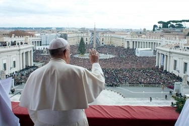 Papa pide fin de guerras en Siria y África en bendición 'Urbi et Orbi'