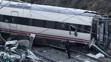 ‘Necesito que paren el tráfico en las vías urgentemente’: los audios de las llamadas entre los trenes y el centro de mando segundos después del accidente en España