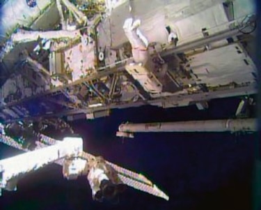 Concluye caminata espacial