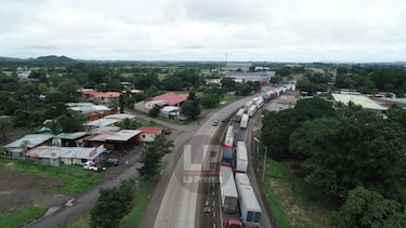 Conductores de la caravana humanitaria expresan descontento al seguir bloqueo en la Interamericana