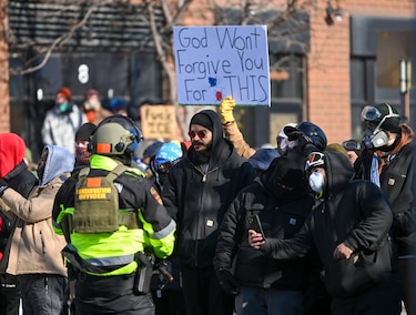 Videos muestran al hombre muerto en Mineápolis defendiendo a personas de agentes federales