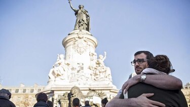Francia está en duelo, busca pistas tras ataques mortales