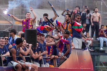 El Barça desata la locura por las calles de la capital catalana