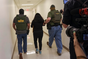 El fiscal de Florida invita a la gente a reportar a sus exparejas para deportarlas de Estados Unidos