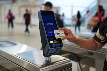 Metro invirtió $1.3 millones en nuevos validadores y usuarios reportan dobles cobros