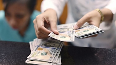 Crece rechazo a negocios que no aceptan efectivo en Estados Unidos