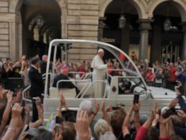 Papa denuncia la corrupción y las mafias; pide apertura hacia los migrantes