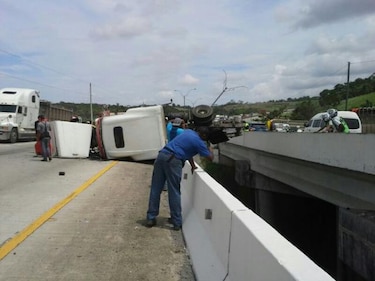 Accidente causa tranque en vía al Centenario