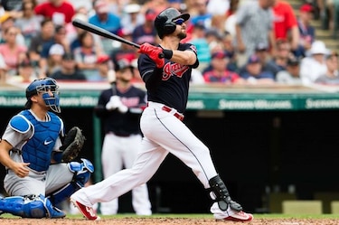 Indios aplastan a Dodgers y evitan barrida