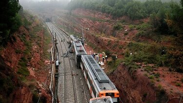 Un muerto y 49 heridos al descarrilar un tren en España