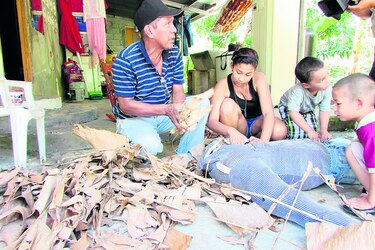Familias preparan ‘judas’ para despedir el año viejo