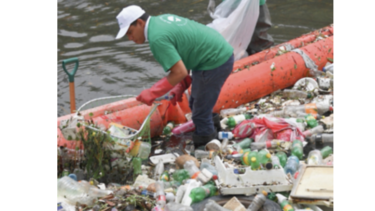 La basura atrapada en barrera en el río llenó 300 bolsas ‘jumbo’