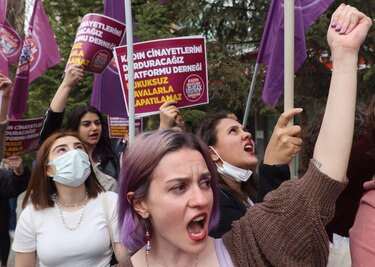 Cientos de personas se manifiestan en Turquía en defensa de una asociación de derechos de la mujer