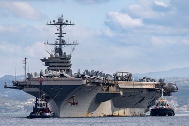 Portaaviones estadounidense colisiona con buque de bandera panameña en el Mediterráneo 