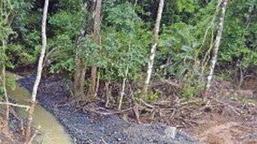 Piedra de cantera cae sobre quebrada