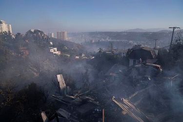 Estiman entre 200 y 500 casas las afectadas por incendio en Viña del Mar