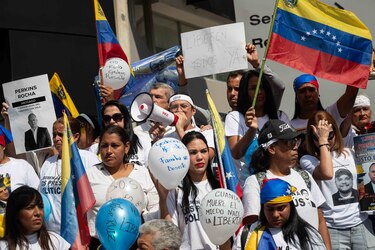 Familiares de presos políticos tildan de ‘show’ visita del Parlamento a cárcel en Caracas