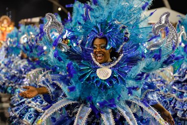 Brasil estalla en color y samba en la primera noche del Carnaval en Sao Paulo
