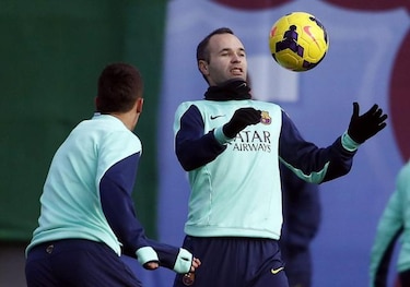 Iniesta firma la ampliación del contrato con el Barca hasta 2018