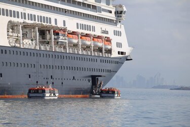 Comienza la transferencia de pasajeros de crucero Zaandam hacia el Rotterdam