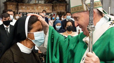 El papa saludó en El Vaticano a la monja colombiana liberada en Malí tras más de 4 años secuestrada