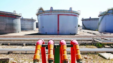 El Brent baja casi el 15 % en tres sesiones y está en el nivel más bajo en 4 años