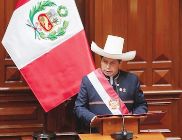 Castillo toma el poder en Perú y anuncia una reforma constitucional