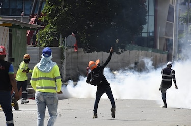 Obreros y policías, enfrentados en las afueras de la sede del PRD